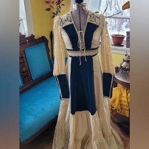 Vintage 1970s Gunne Sax 
Renaissance Teal Velvet crochet lace Ivory. US4